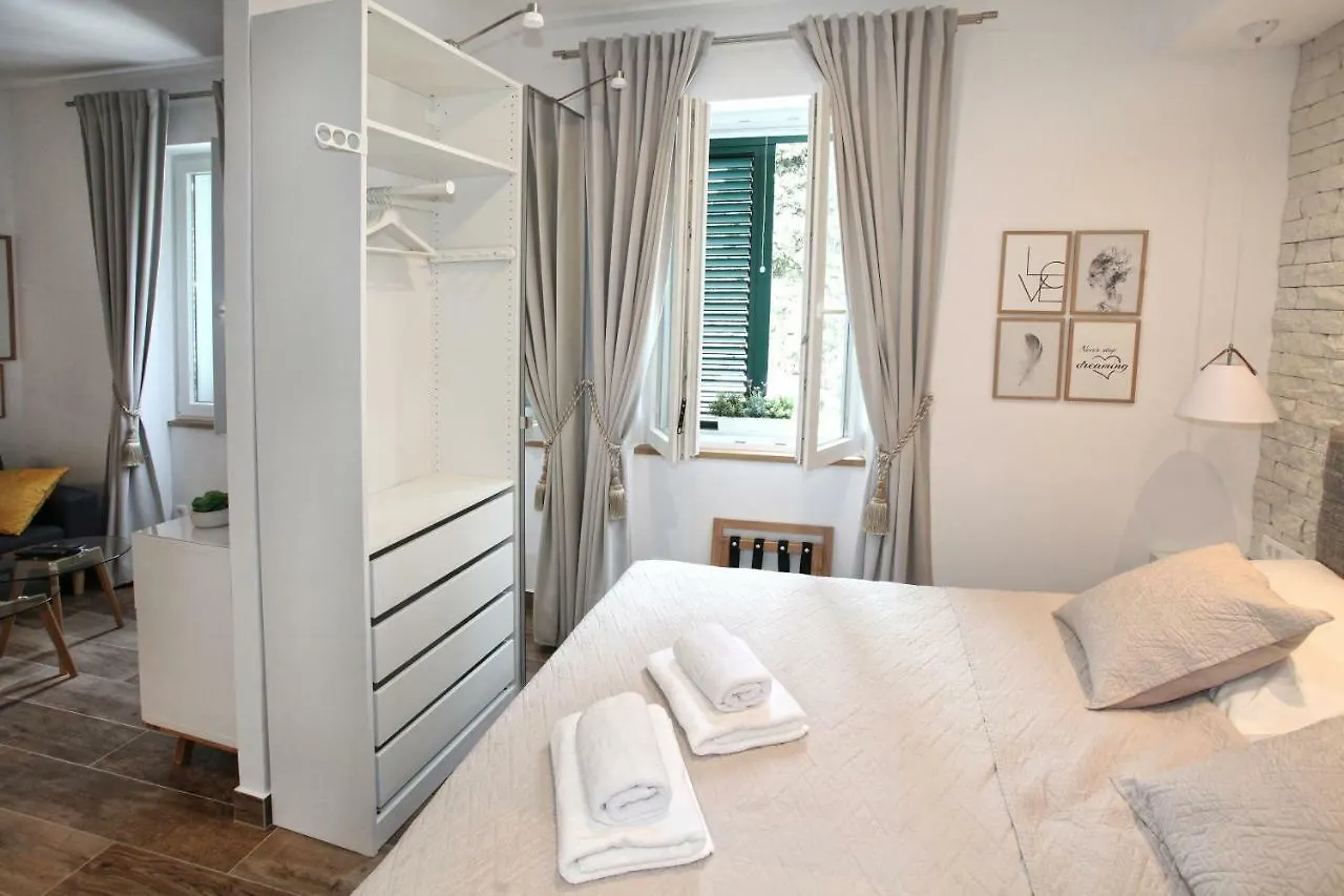 Apartments Tessera Split 0*,